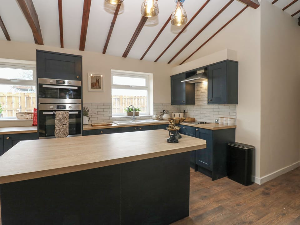 Cottage | Private kitchen | Fridge, dishwasher, cookware/dishes/utensils