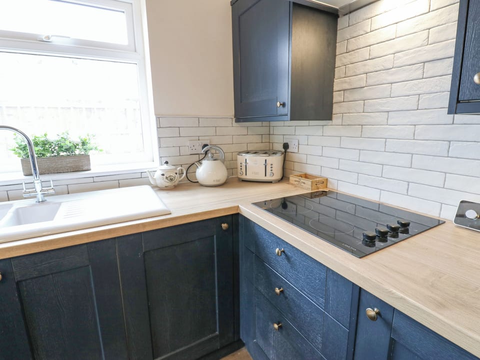 Cottage | Private kitchen | Fridge, dishwasher, cookware/dishes/utensils