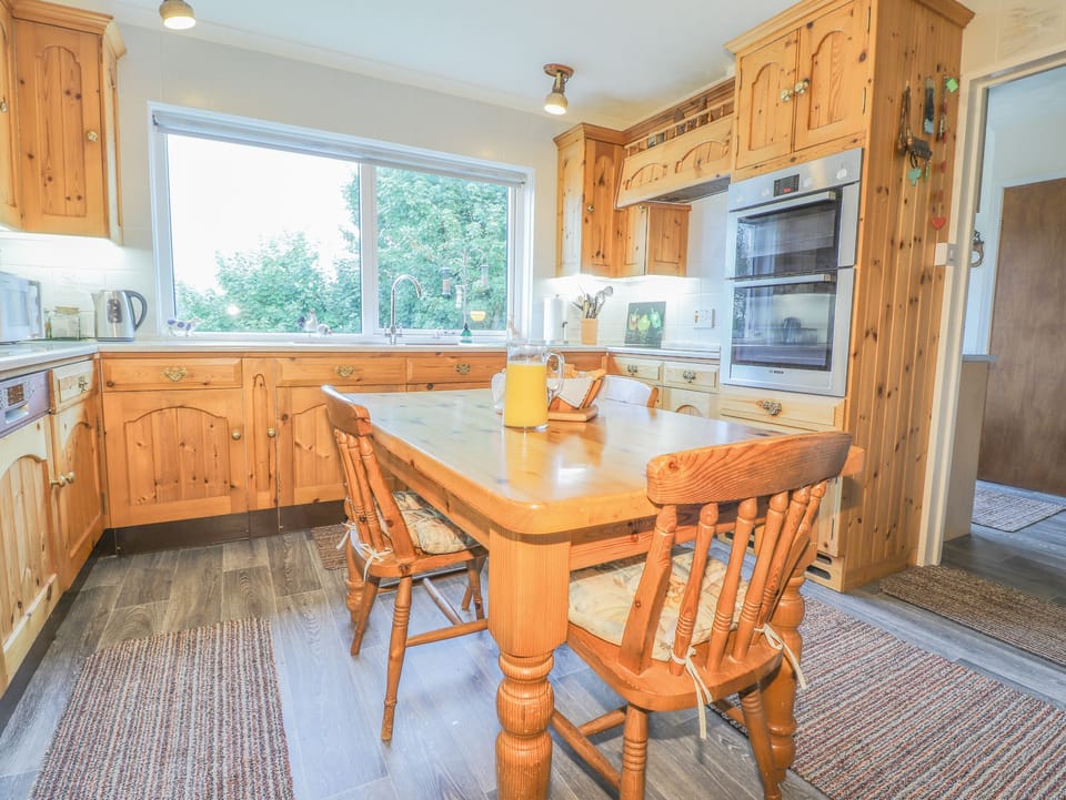 Cottage | Private kitchen | Fridge, microwave, dishwasher, electric kettle