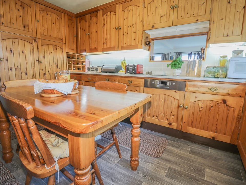 Cottage | Private kitchen | Fridge, microwave, dishwasher, electric kettle