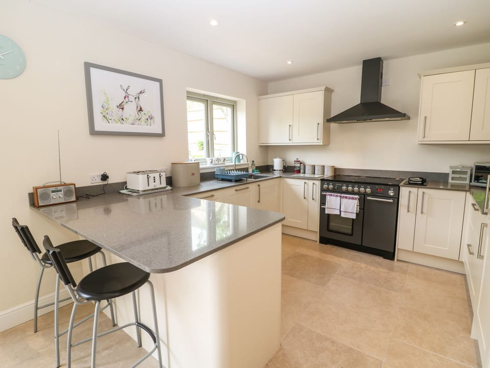 Cottage | Private kitchen | Fridge, dishwasher, electric kettle, cookware/dishes/utensils