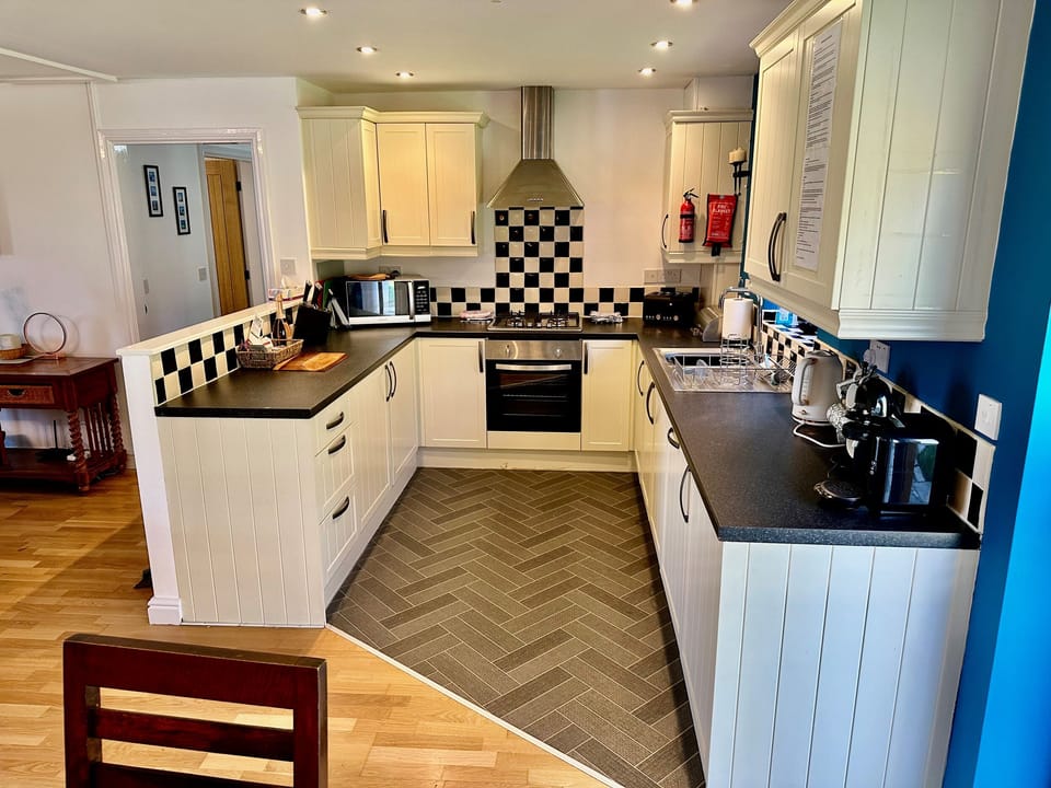 Cottage | Private kitchen | Fridge, dishwasher, electric kettle, cookware/dishes/utensils