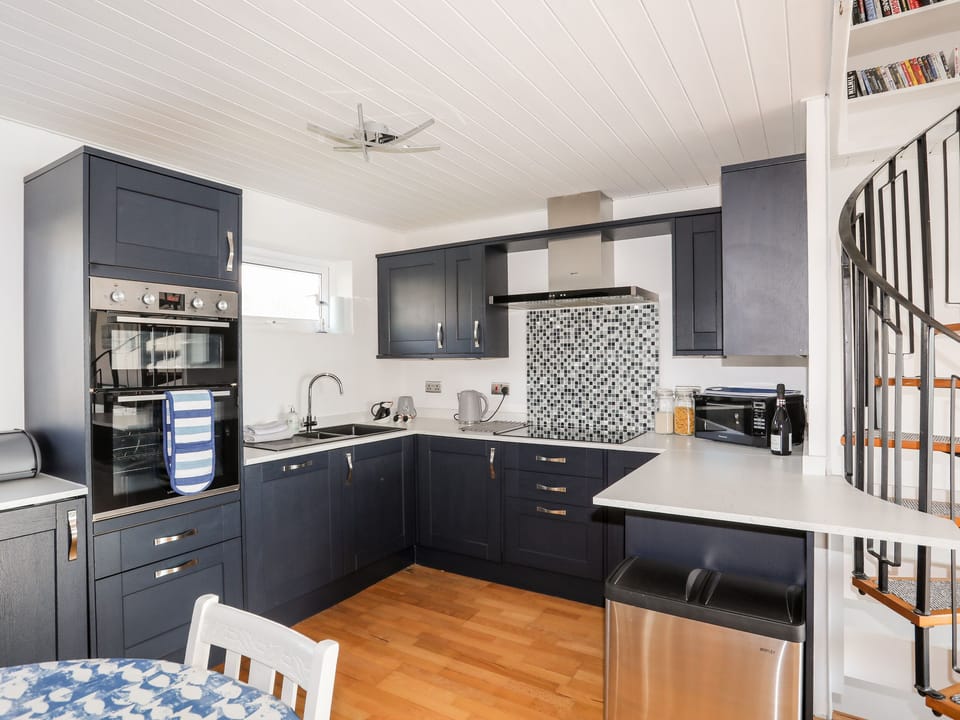 Cottage | Private kitchen | Fridge, electric kettle, toaster, cookware/dishes/utensils