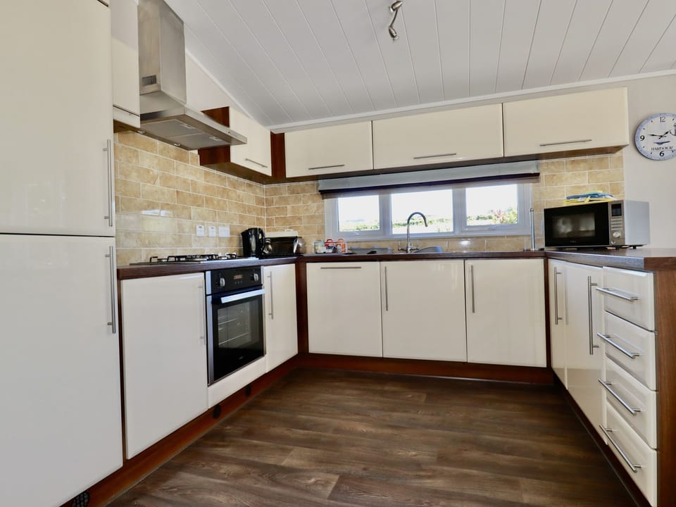 Cottage | Private kitchen | Fridge, dishwasher, electric kettle, toaster