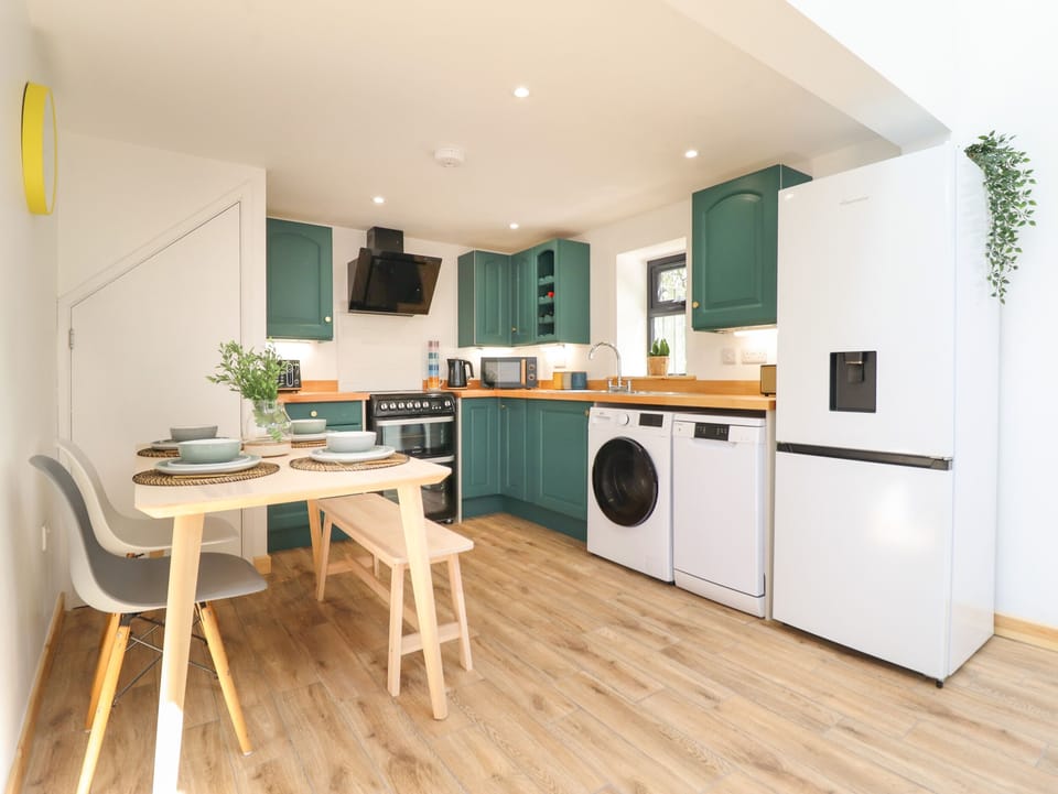 Cottage | Private kitchen | Fridge, microwave, dishwasher, electric kettle