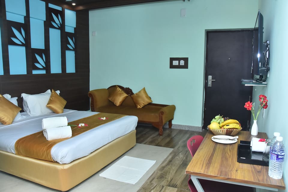 Premium Room | Desk, laptop workspace, blackout drapes, soundproofing