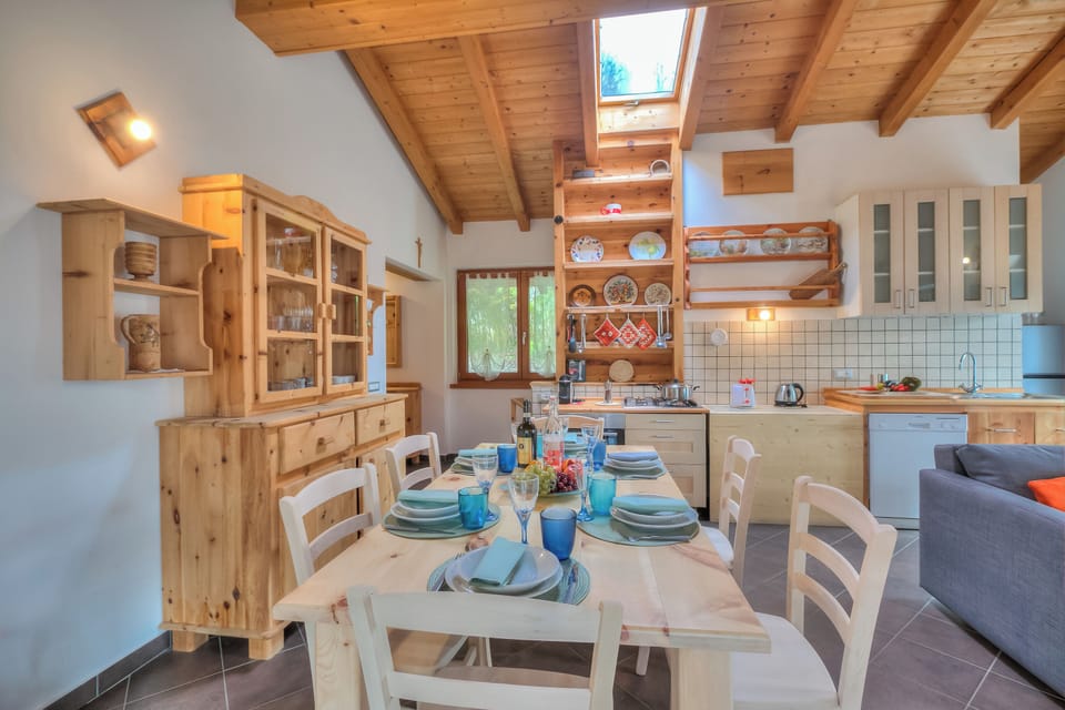Family House, Multiple Bedrooms (Casa Tra Borgo e Lago) | Dining