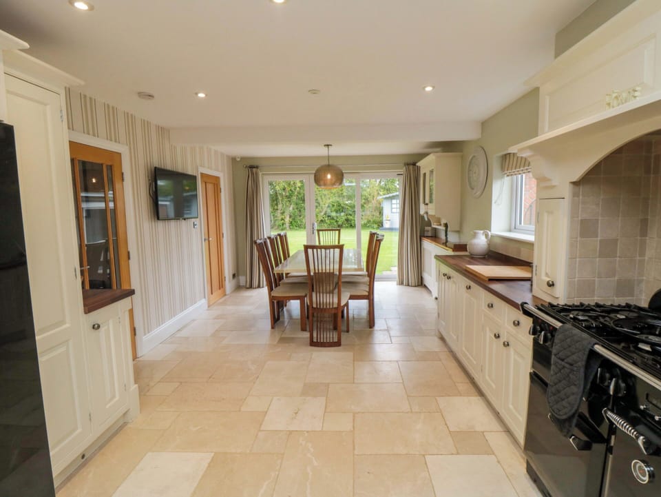 Cottage | Private kitchen | Fridge, microwave, dishwasher, electric kettle
