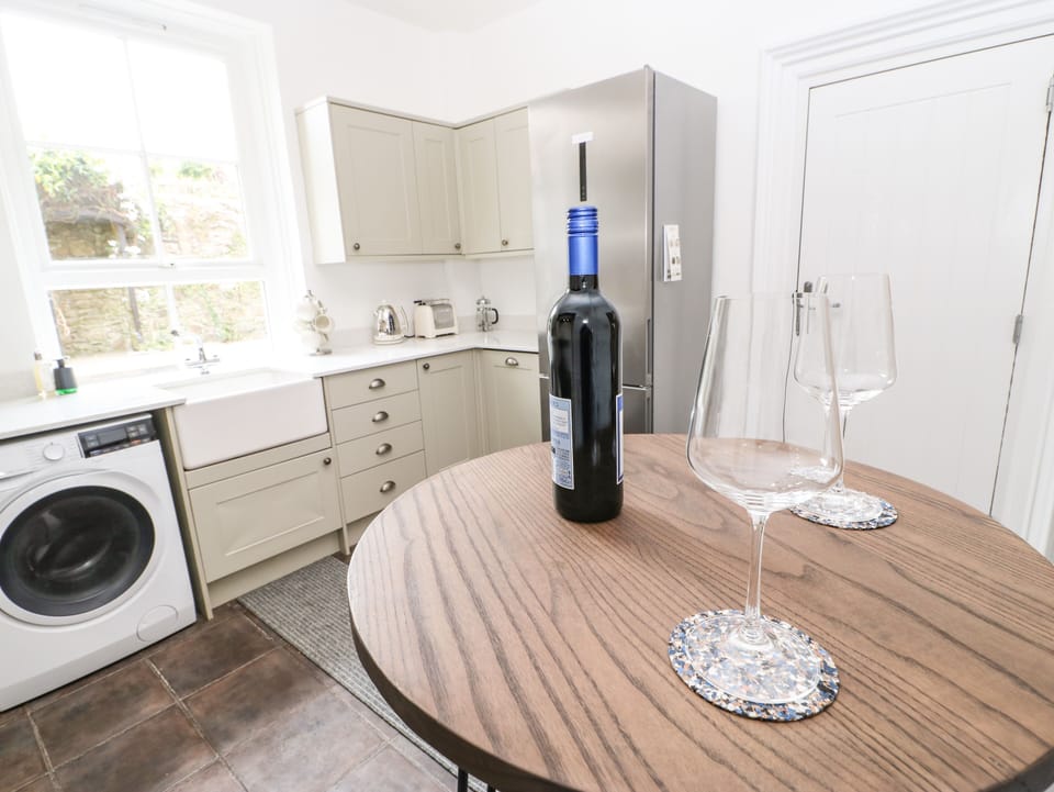 Cottage | Private kitchen | Fridge, electric kettle, toaster, cookware/dishes/utensils