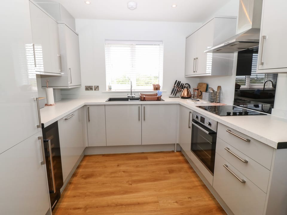 Cottage | Private kitchen | Fridge, dishwasher, electric kettle, toaster