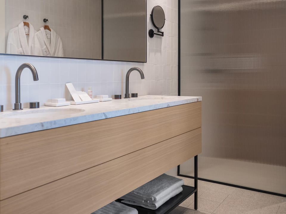 Deluxe Room, 1 King Bed | Free minibar, in-room safe, blackout drapes, soundproofing