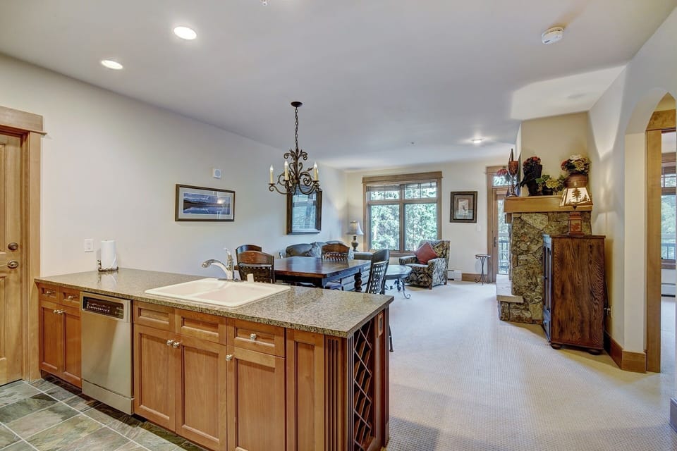 Condo, 1 Bedroom | Private kitchen | Coffee/tea maker, oven