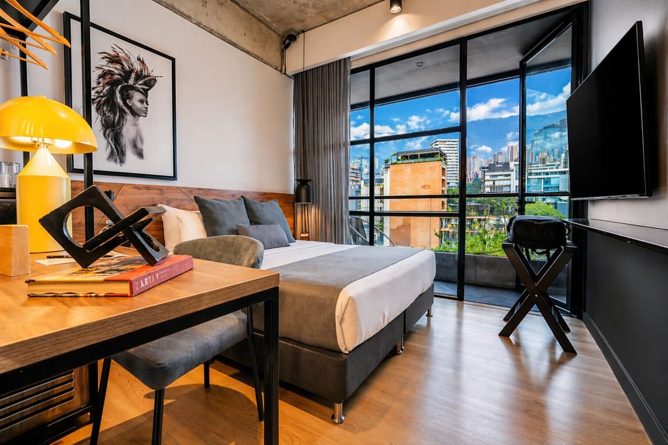 Habitación M Estándar con balcón | Premium bedding, in-room safe, blackout drapes, free WiFi
