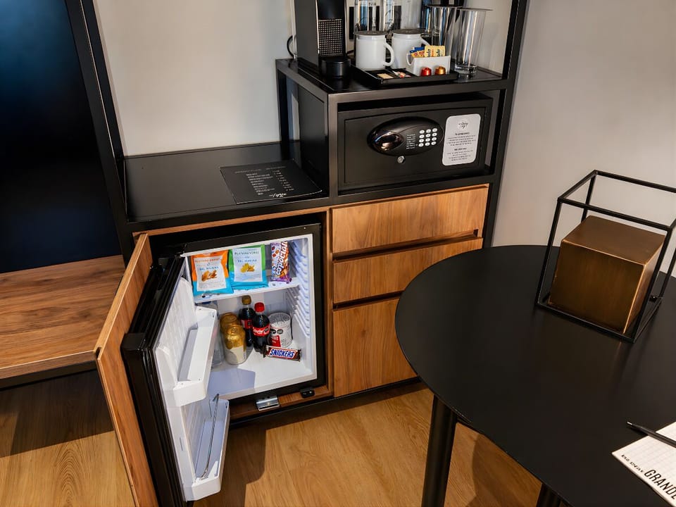 Room (XL) | In-room dining