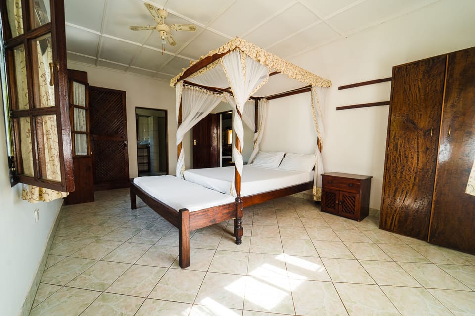 Premium bedding, desk, blackout drapes, soundproofing