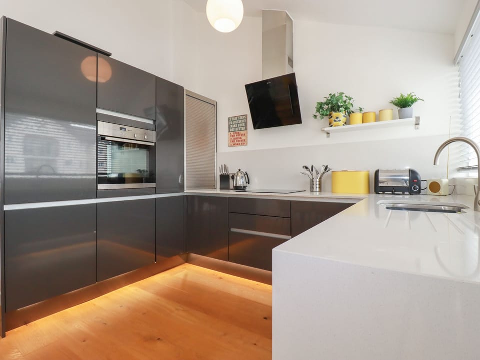 Cottage | Private kitchen | Fridge, microwave, dishwasher, electric kettle