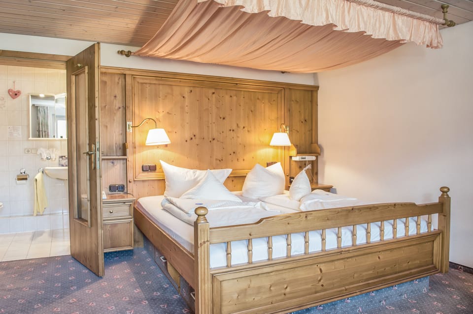 Comfort Double Room | Hypo-allergenic bedding, in-room safe, desk, free WiFi