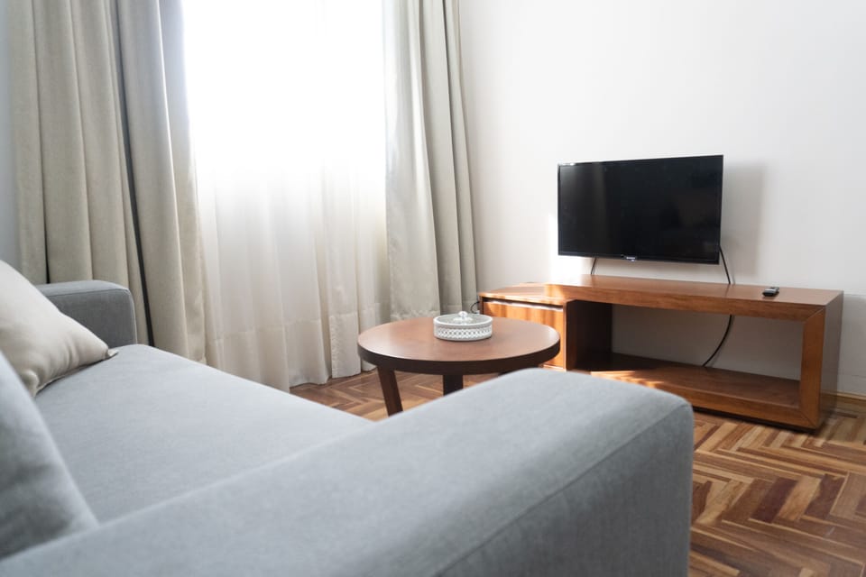 Suite | Hypo-allergenic bedding, in-room safe, desk, laptop workspace