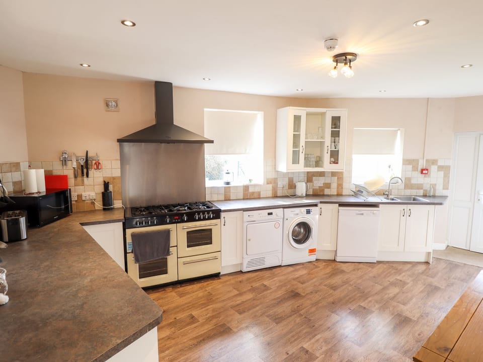 Cottage | Private kitchen | Fridge, microwave, dishwasher, electric kettle