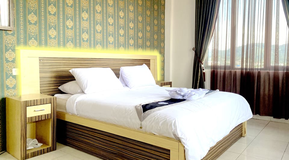 Executive Room, 1 King Bed | Desk, WiFi (free)