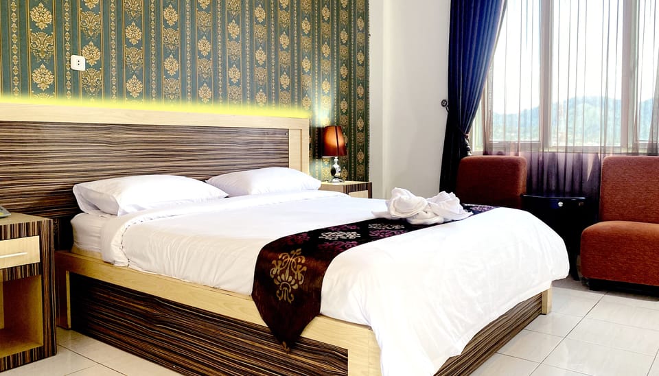 Grand Room, 1 King Bed | Desk, WiFi (free)