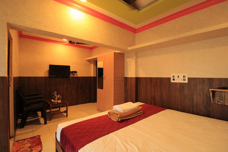 Deluxe Double Room | Television