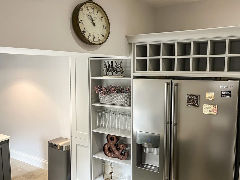 Cottage | Private kitchen | Fridge, electric kettle, toaster, cookware/dishes/utensils