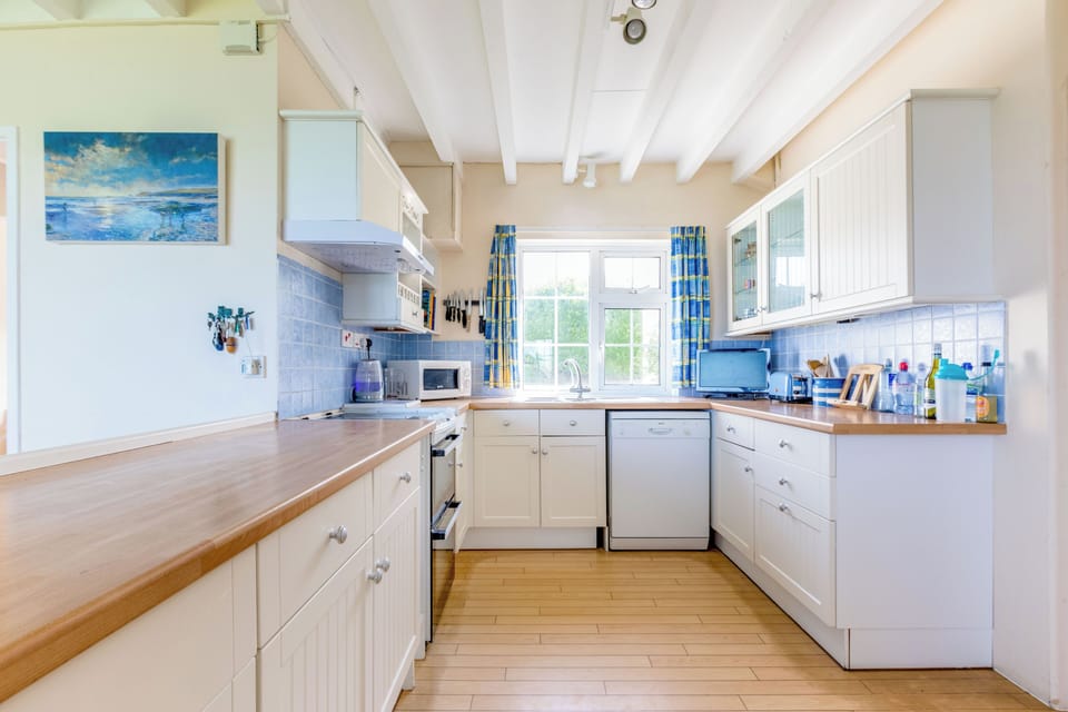 Cottage | Private kitchen | Dishwasher, cookware/dishes/utensils