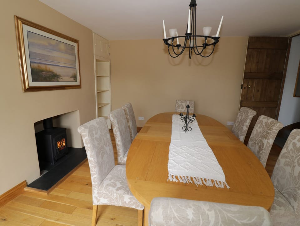 Cottage | Private kitchen | Fridge, microwave, dishwasher, cookware/dishes/utensils