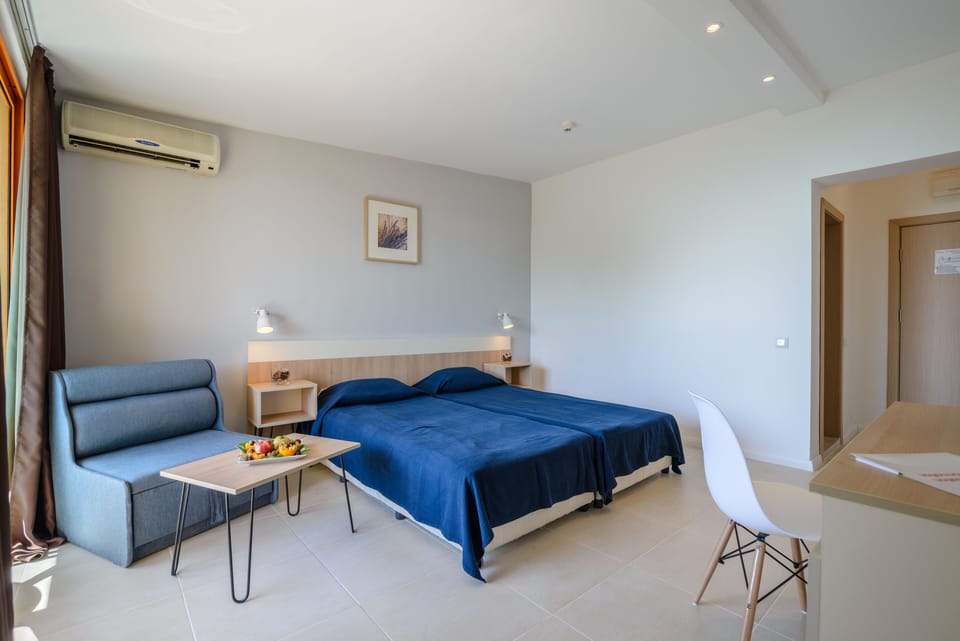Standard Twin Room, Sea View | Iron/ironing board, free WiFi, bed sheets