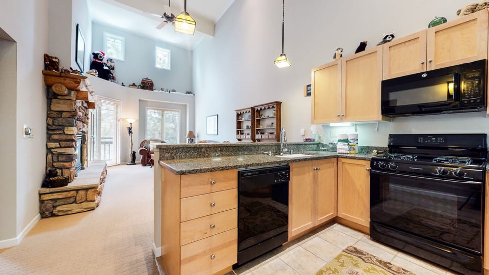 Condo, 3 Bedrooms | Private kitchen | Coffee/tea maker, fridge, oven, toaster