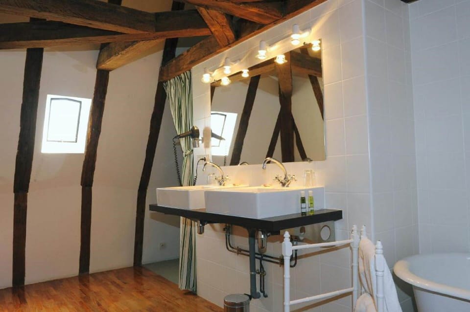 Standard Apartment, 1 Bedroom | Bathroom | Free toiletries, hair dryer, towels