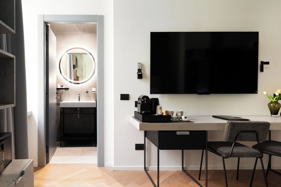 Open Suite Deluxe con SPA | Bathroom | Shower, hair dryer, slippers, bidet