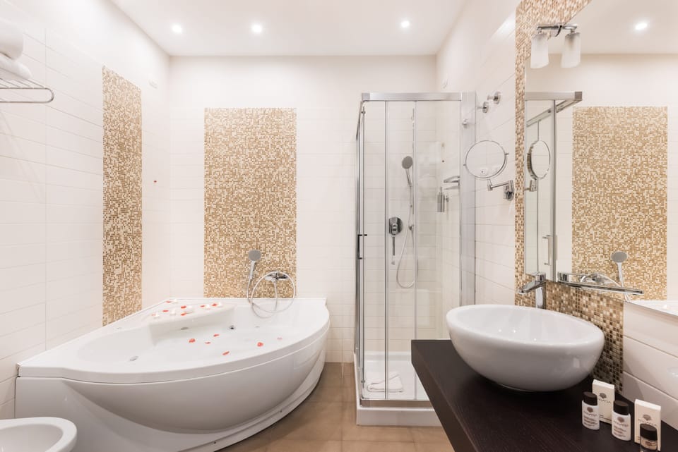 Deluxe Suite | Bathroom | Shower, hair dryer, slippers, bidet