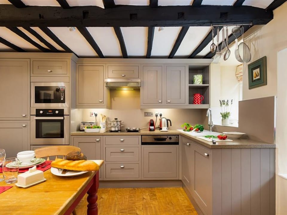 Cottage | Private kitchen | Fridge, dishwasher, cookware/dishes/utensils