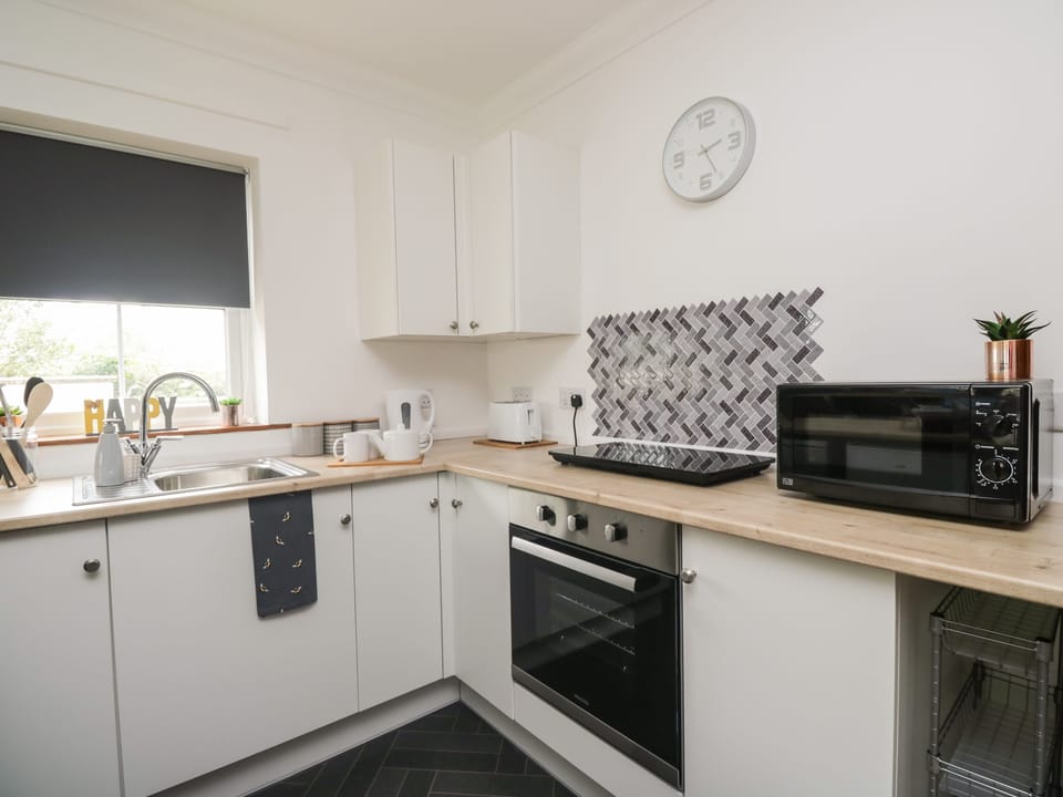 Cottage | Private kitchen | Fridge, dishwasher, electric kettle, toaster