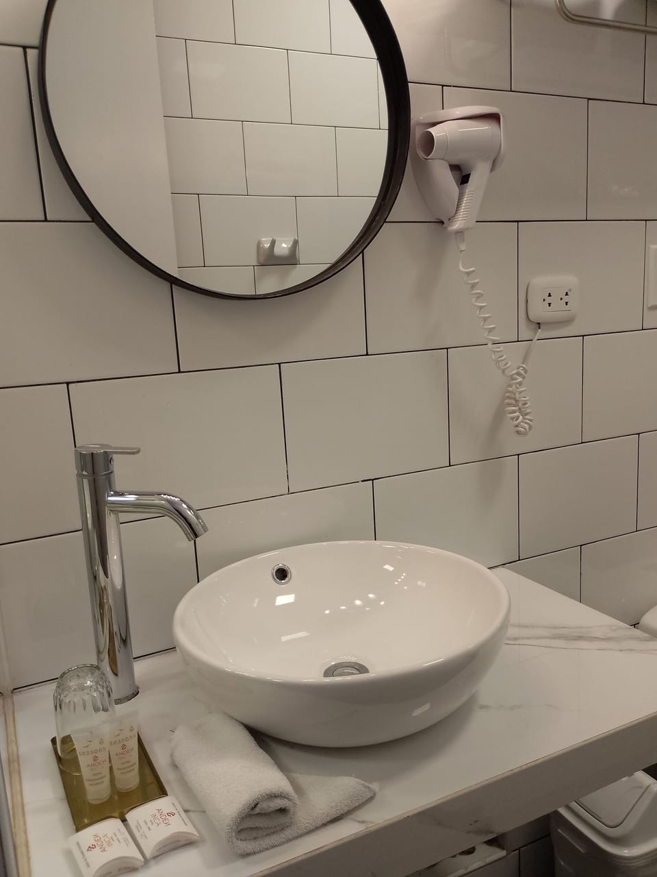 HABITACION SIMPLE | Bathroom | Shower, rainfall showerhead, free toiletries, hair dryer