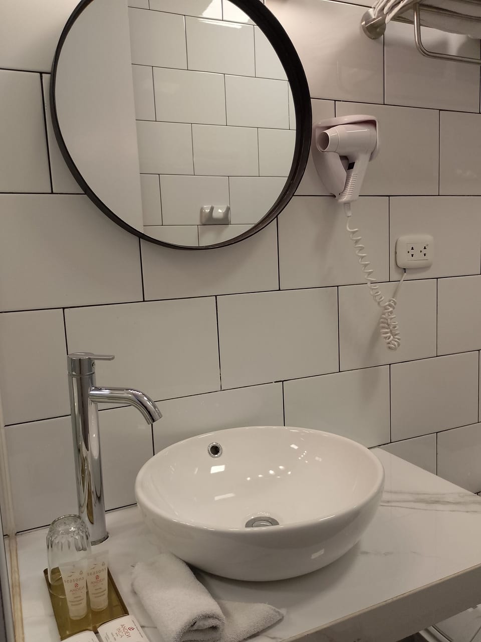 HABITACION TRIPLE | Bathroom | Shower, rainfall showerhead, free toiletries, hair dryer