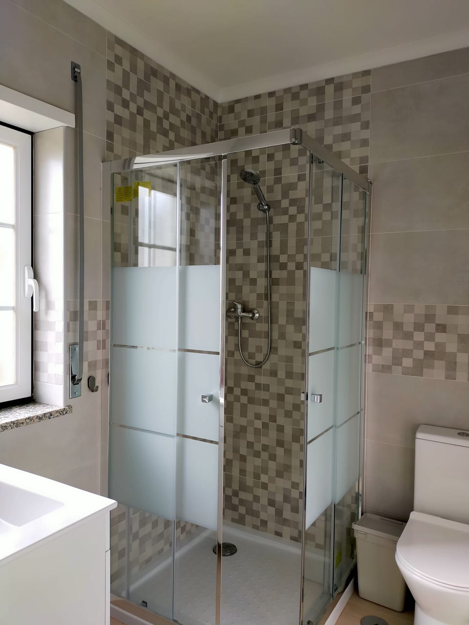 Deluxe Room | Bathroom | Shower, hair dryer, towels