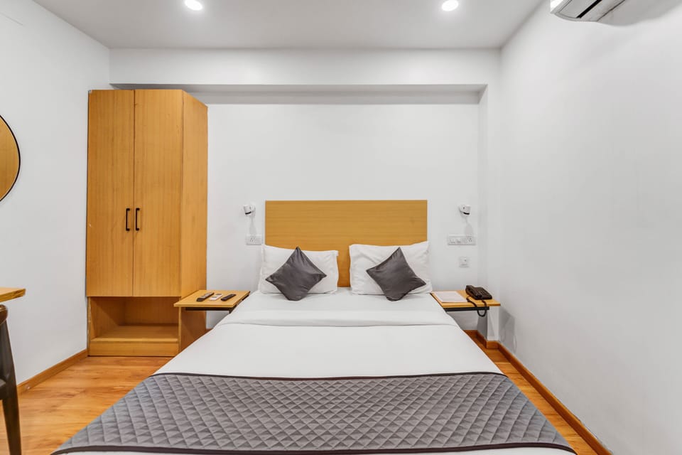 Deluxe Double Room | Hypo-allergenic bedding available, desk, laptop workspace