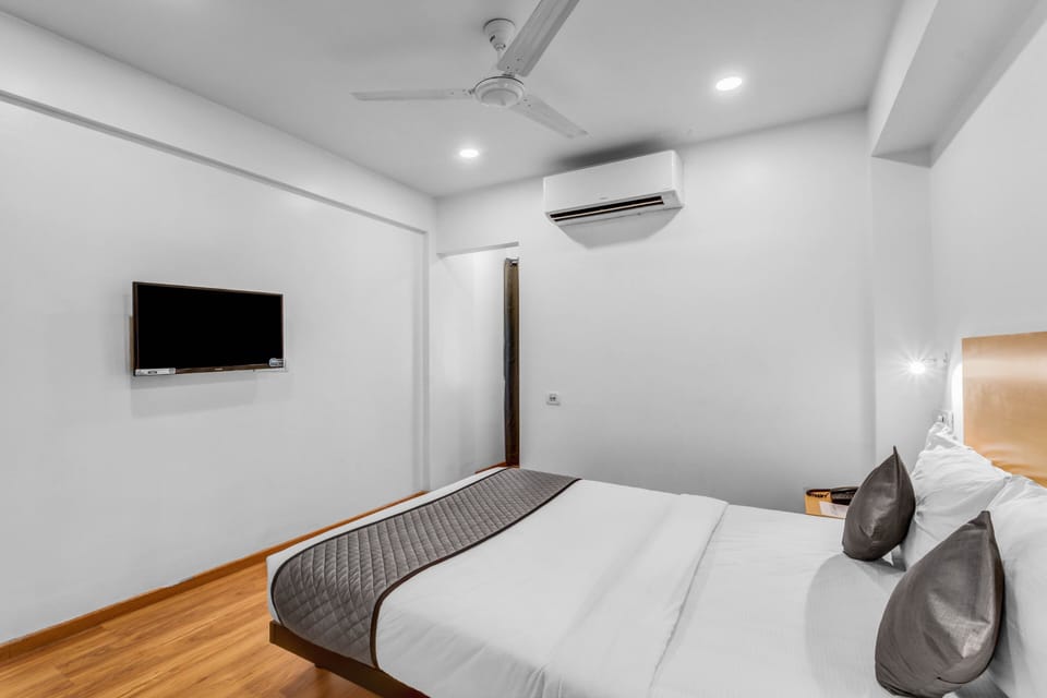 Deluxe Double Room | Hypo-allergenic bedding, desk, laptop workspace, blackout drapes