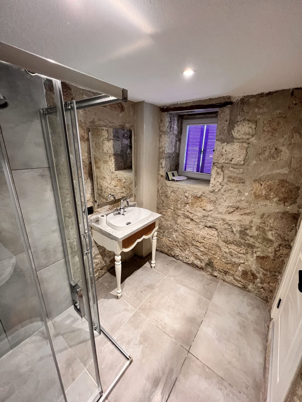 Viola Standart Room | Bathroom | Combined shower/tub, hydromassage showerhead