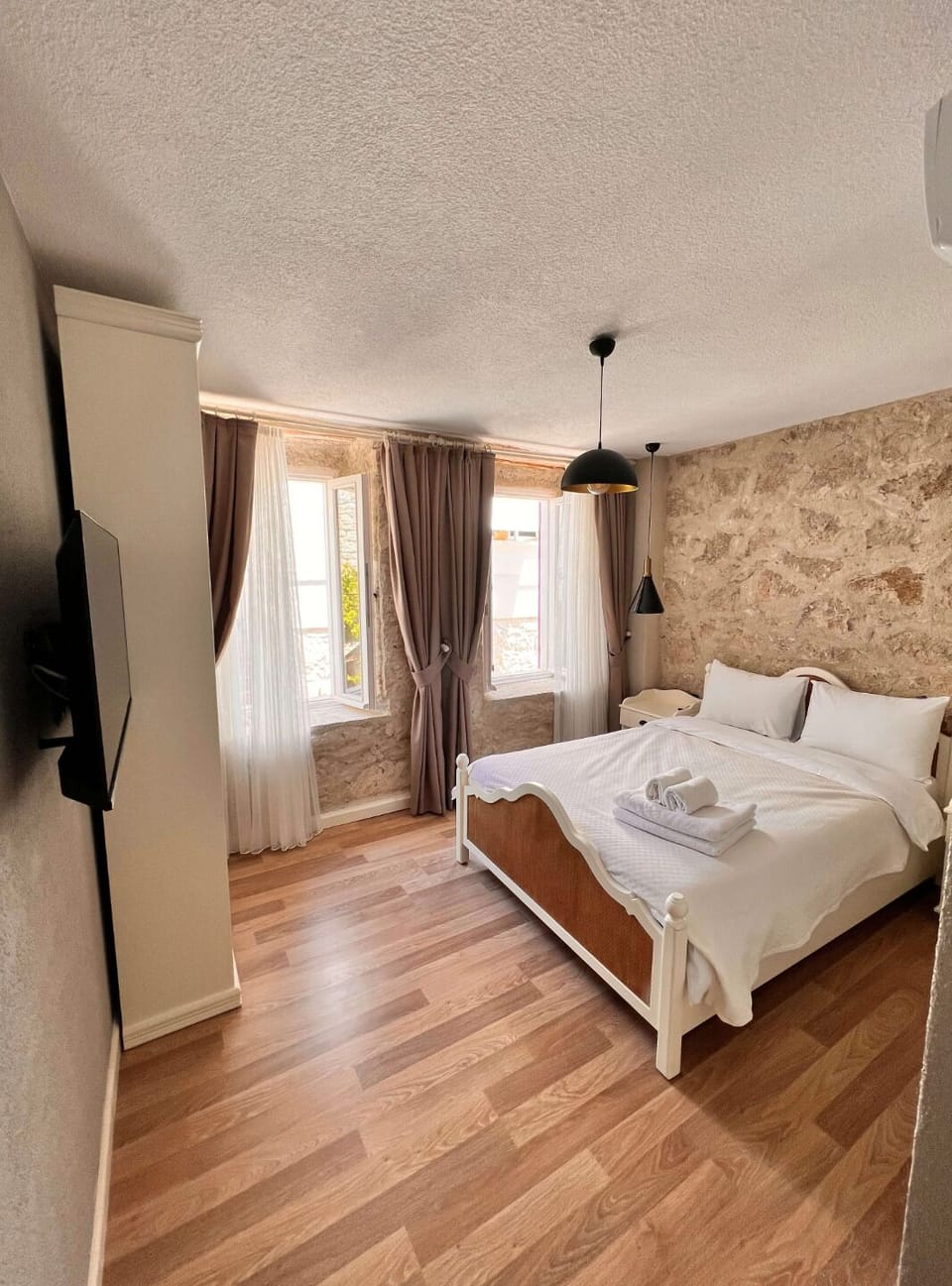 Rosa Deluxe Room | Premium bedding, WiFi (free), individually decorated
