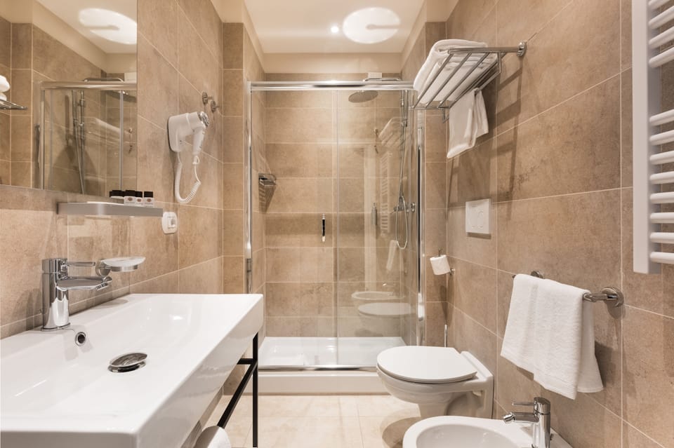 Superior Double or Twin Room | Bathroom | Free toiletries