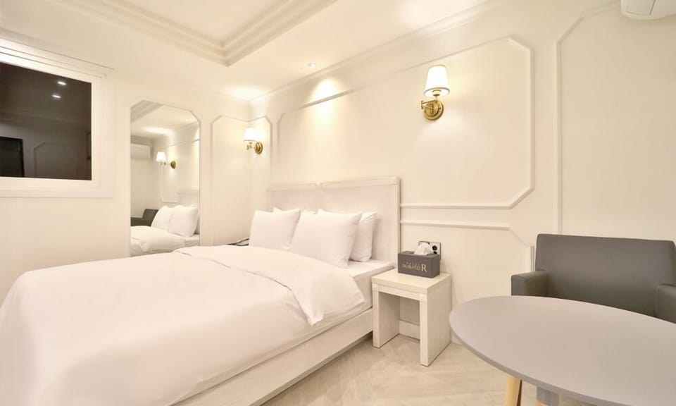 Deluxe Room (R) | Premium bedding, down comforters, individually decorated