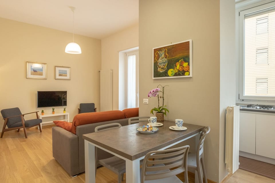 Appartamento Deluxe, 1 camera, 1 soggiorno | Private kitchen | Coffee/tea maker, full-size fridge, microwave, oven