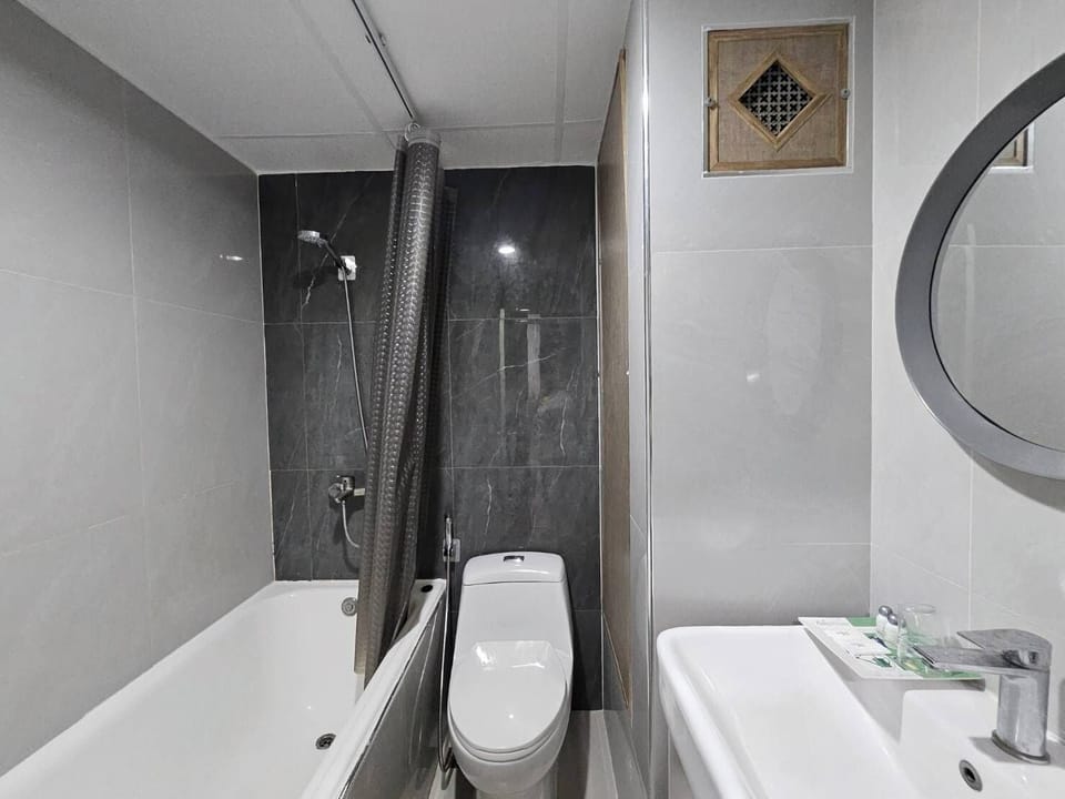 Standard Twin Room, 2 Twin Beds | Bathroom | Combined shower/tub, free toiletries, hair dryer, towels