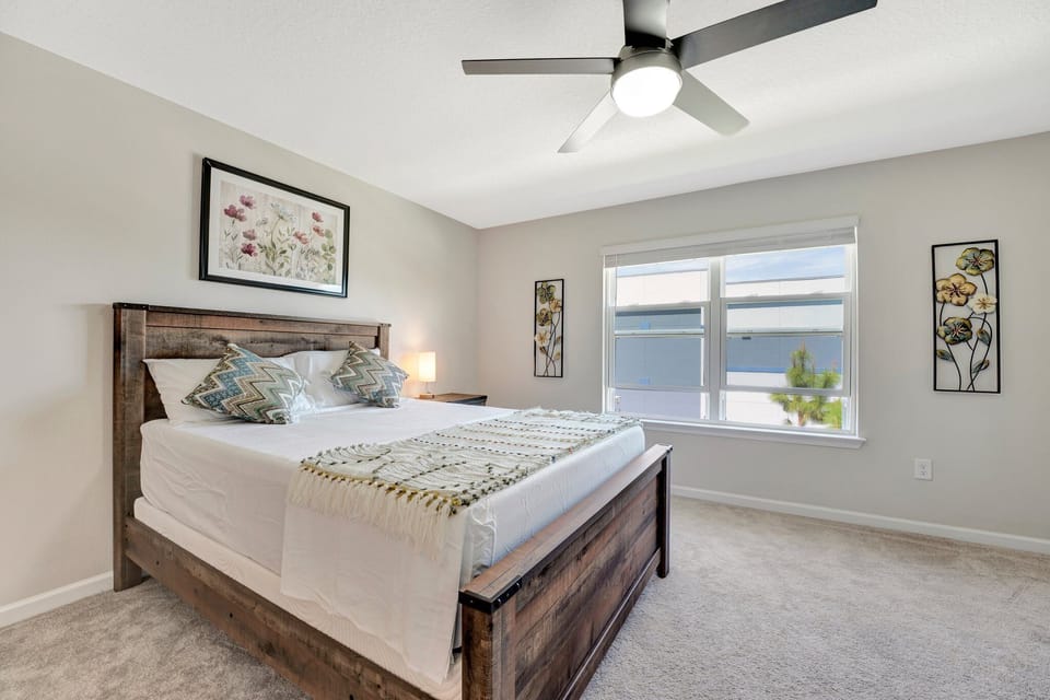 Room, Share House, Private Bath, 1 Queen Bed, Non-smoking | Down comforters, desk, laptop workspace, free WiFi