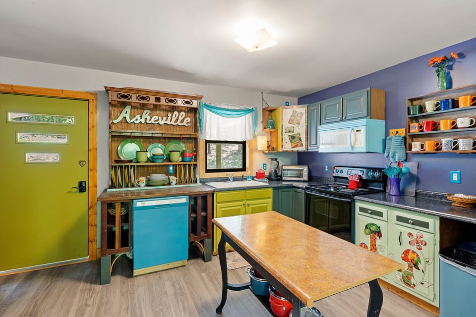 Basic Chalet | Private kitchen | Full-size fridge, microwave, oven, stovetop