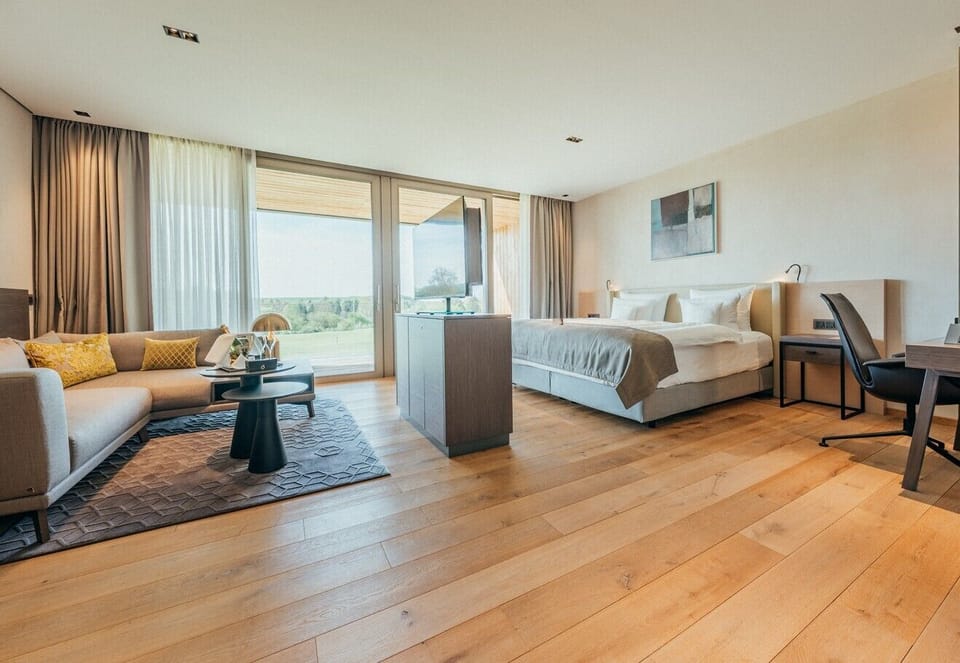 Junior Suite Süd | Pillowtop beds, minibar (free items), in-room safe, desk